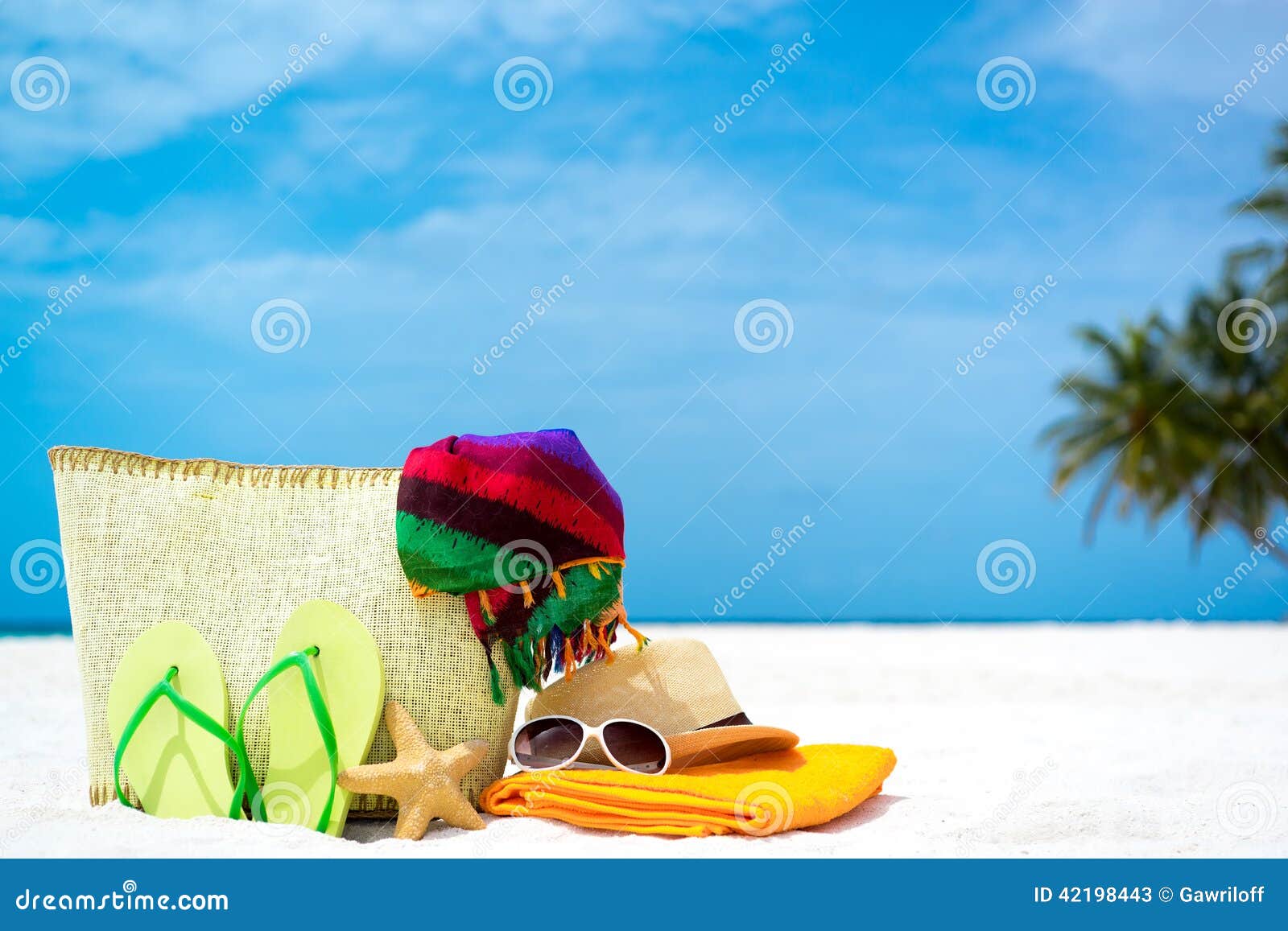 Полотенцем солнцем. Плаж сумка полотенце очки. Полотенце солнечные очки арт. Солнцезащитные очки полотенца солнце загар. Vacation in a warm Country.