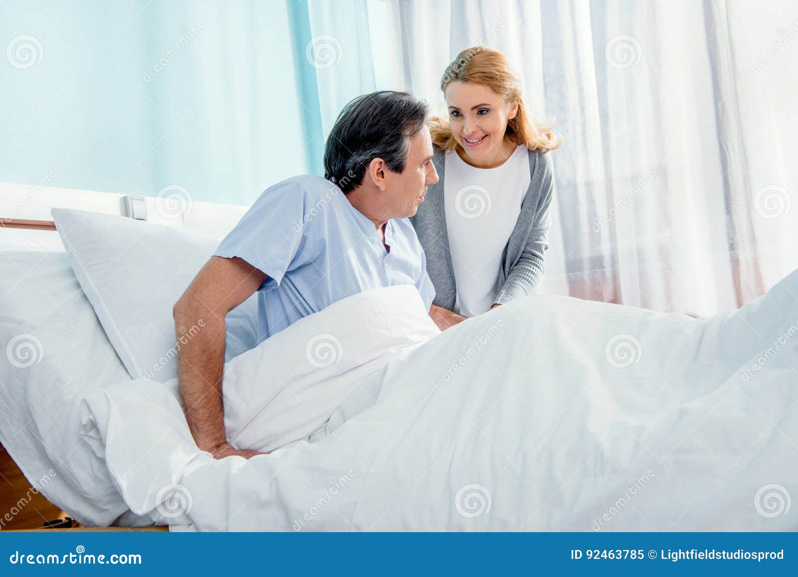 Пациенту при строгом постельном режиме разрешается. Строгий постельный режим. Пациент сидит на кровати. Постельный режим строгий постельный режим. Соблюдение постельного режима.