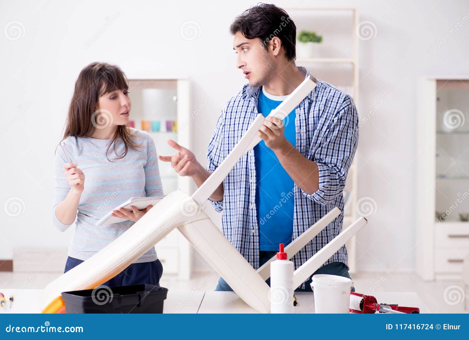 Helping the wife. Наблюдать за ремонтом. Helping husband. Как заставить мужа починить что то дома.