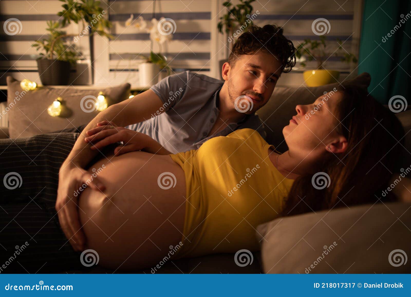 Муж обнимает беременную жену. Муж обнимает супругу. Муж обнимает жену в кровати. Лежим на кровати с женой с беременной.