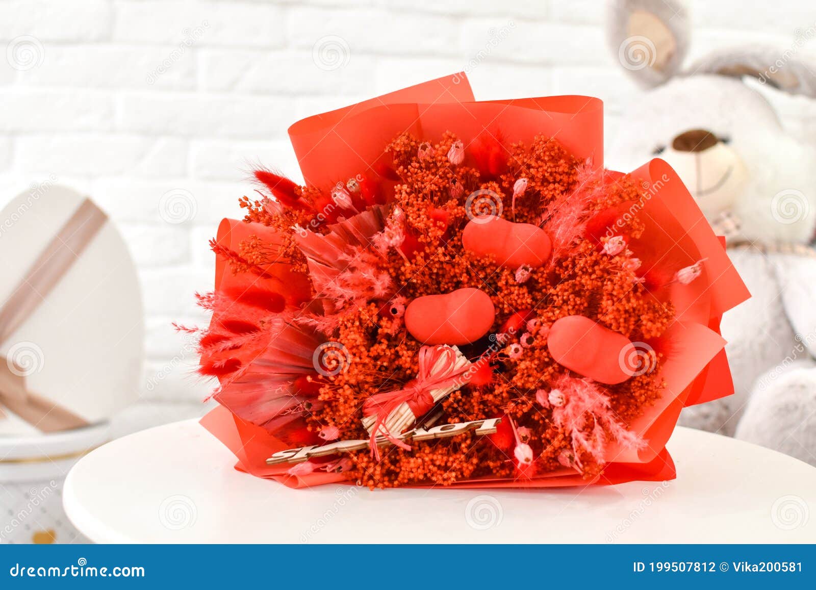 Сухой декоративный букет цветов, вечный прекрасный букет на столе СтоковоеФото - изображение насчитывающей кровопролитное, состав: 199507812
