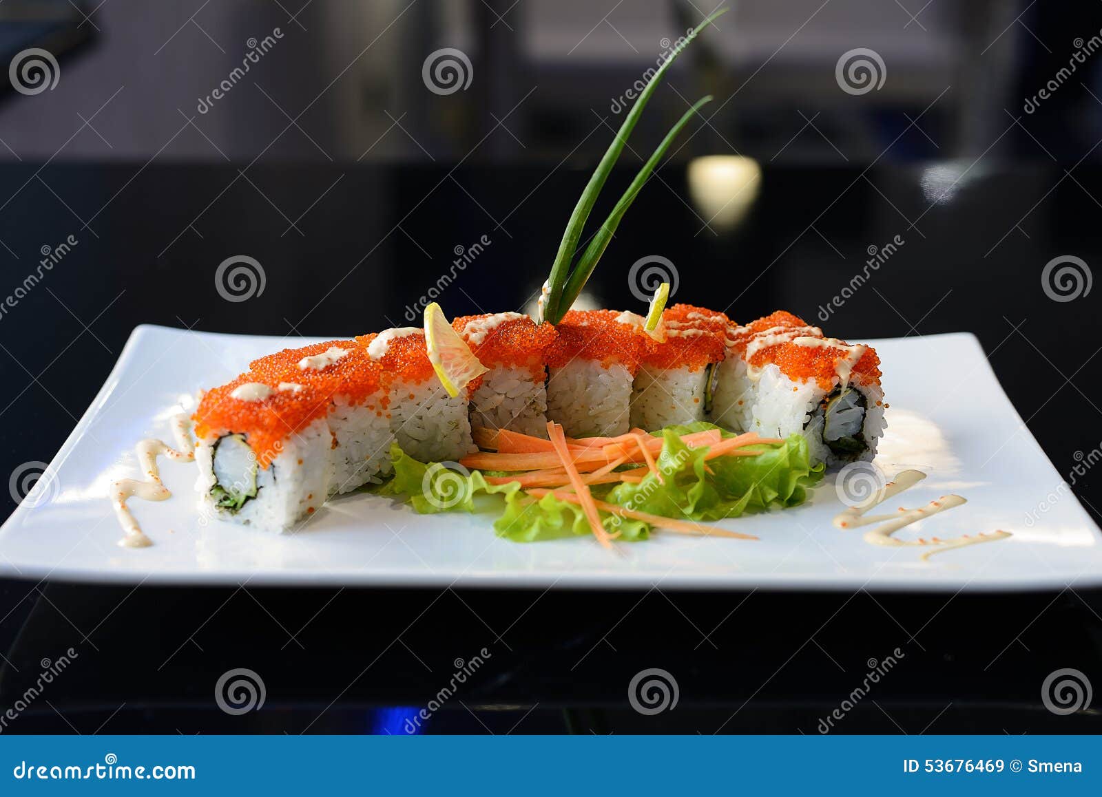 фото около Японские суши на белой плите. изображение насчитывающей диетпита...