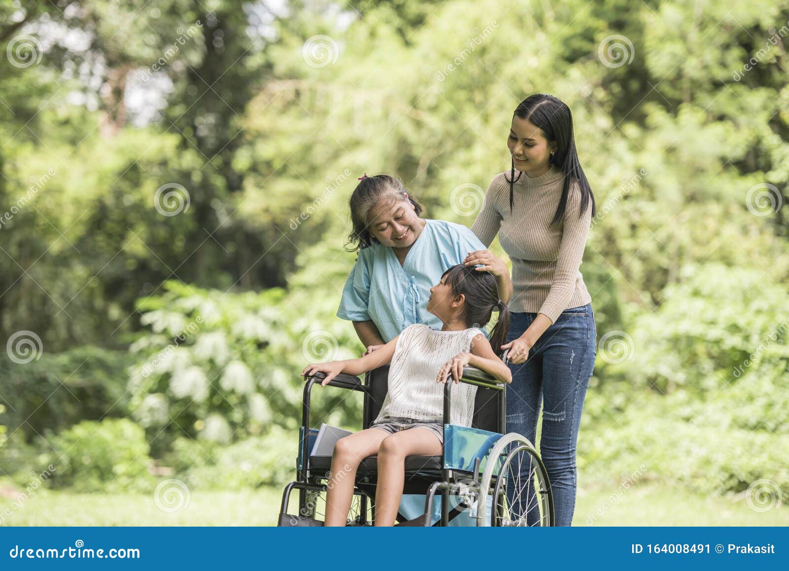 Счастливая бабушка в инвалидном кресле со своей дочерью и внуком в паркеСтоковое Изображение - изображение насчитывающей удерживание, внучат:164008491