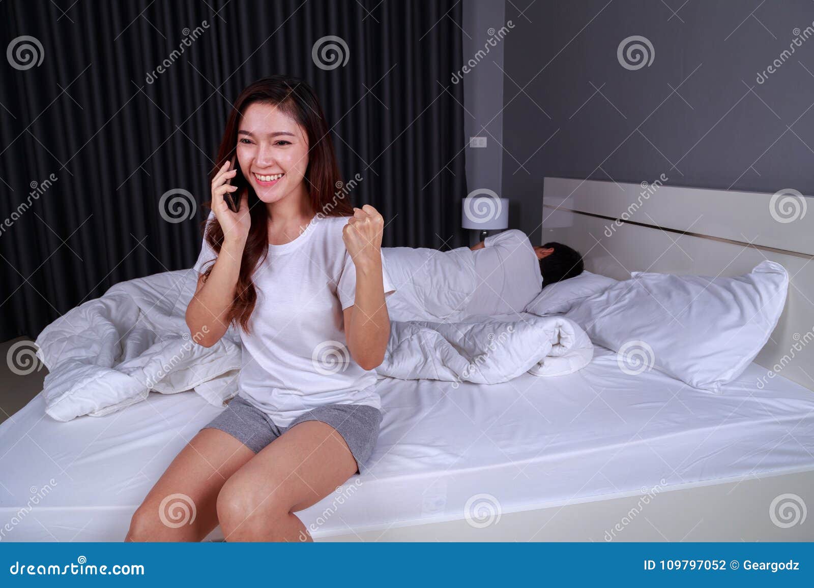Сестра сидит в телефоне. В постели с телефоном. Девушка разговаривает по телефону на кровати. Девушка с телефоном в кровати. Девушка в постели с телефоном.