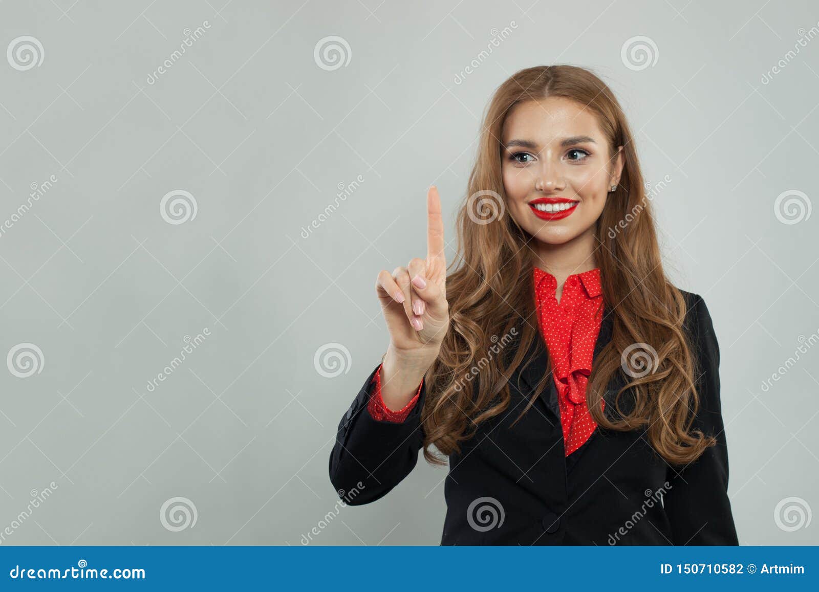 Она указала на высокую. Она указала на высокую. Она указала на высокую. Женщина показывает рукой в перед. Жесты.