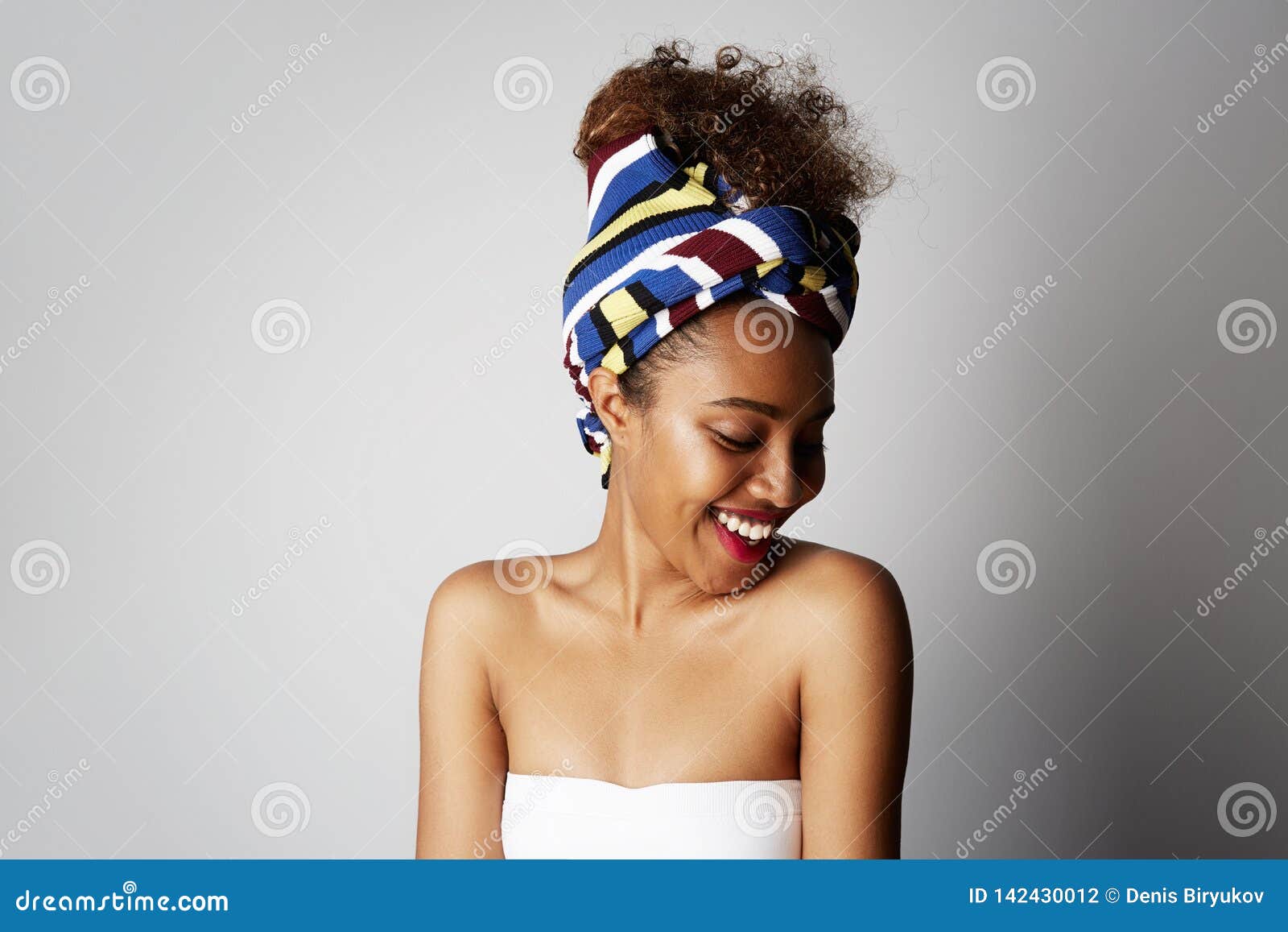 Schastlivaya Krasivaya Malenkaya Devochka So Stilem Prichesok Afro Kurchavym Predstavlyaya V Storonu S Zhizneradostnym Vyrazheniem Izolir Stokovoe Foto Izobrazhenie Naschityvayushej Chernyj Adulteration 142430012