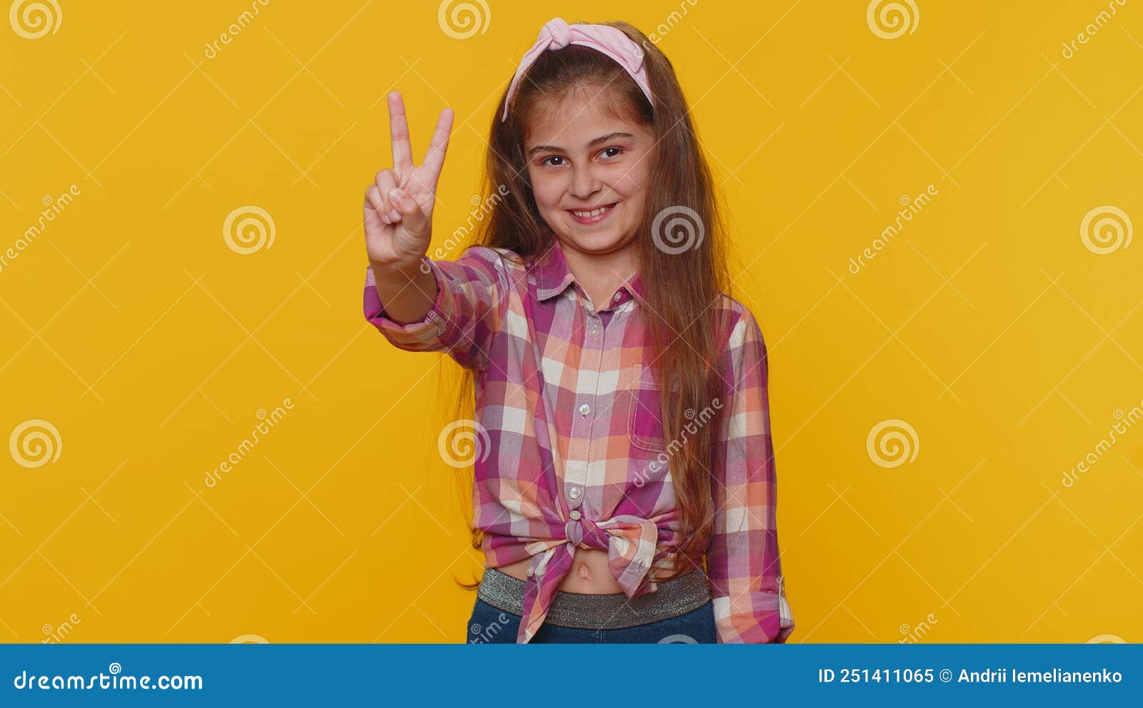 девочка показала 