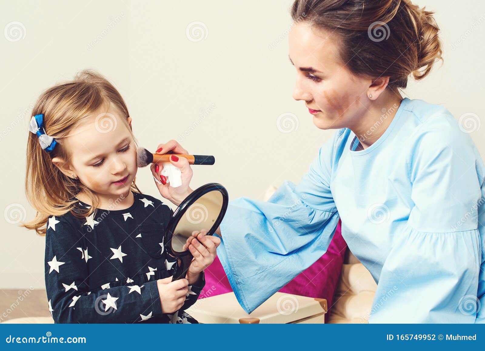 Превращение мамы в малыша детские шалости. Мать и дочь ссора. Ссора с мамой во сне. Девочка отдалась. Мальчик одетый девочкой.