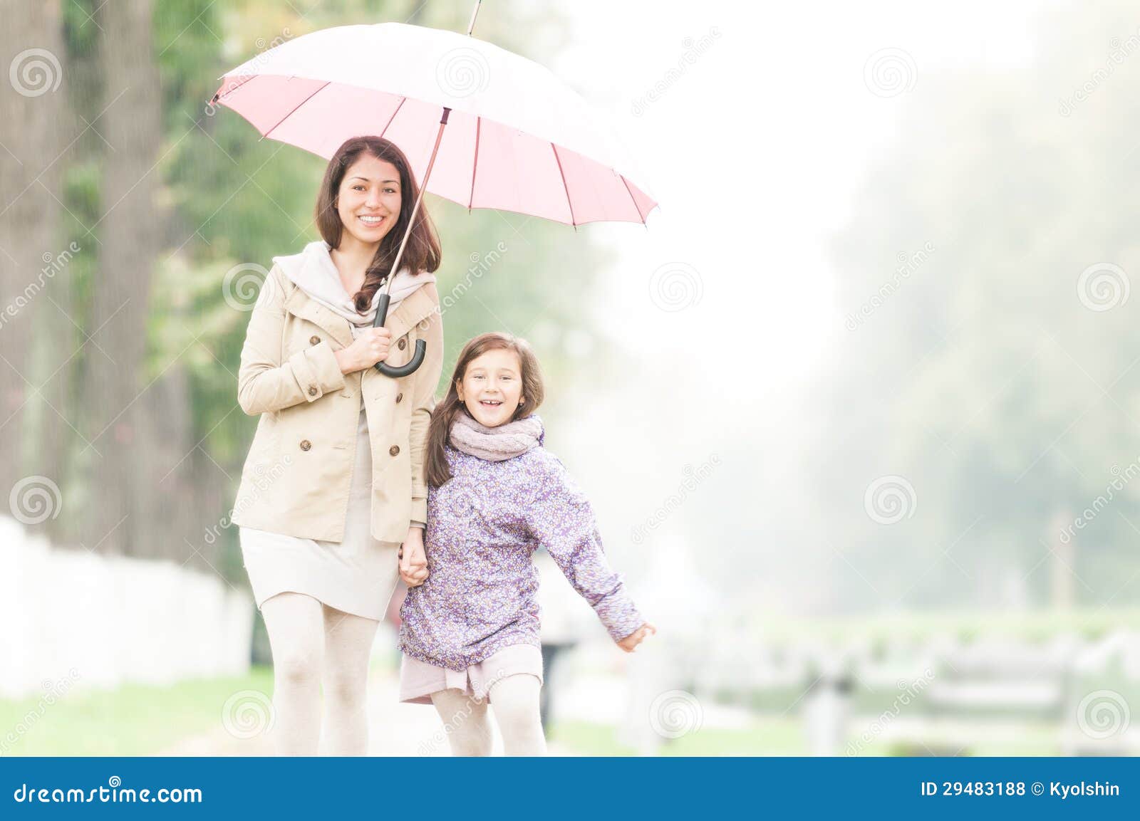 Мама зонтик. Мать с дочерью под зонтиком. Дети с мамой зонтики. Дочь и мама под зонтом. Мама и дети под зонтиком.