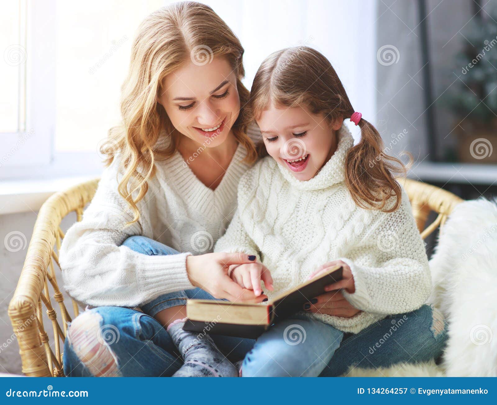 Сестра матери читать. Мама с дочкой и книжкой. Мама читает Библию детям. Книга мать и дочь. Мама читает сказку.