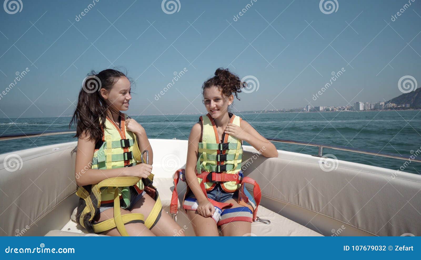 Счастливые девушки на яхте