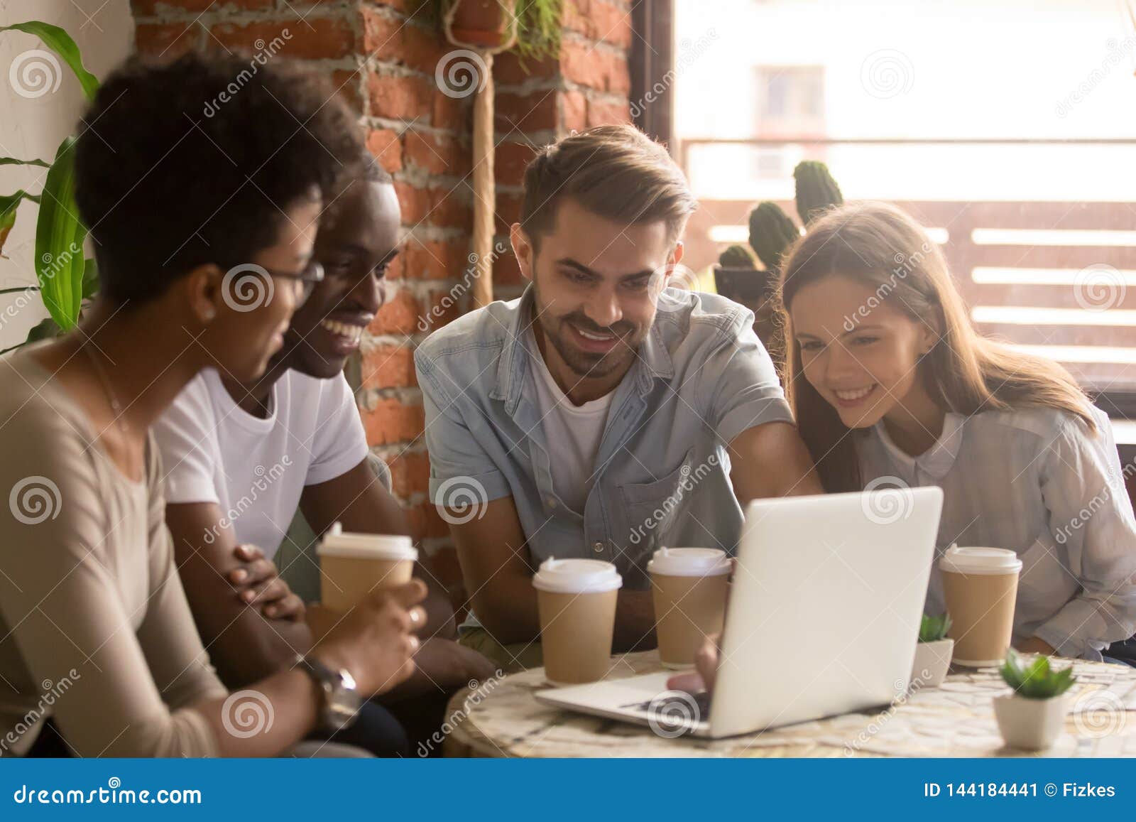 Счастливая разнообразная группа друзей смотря ноутбук смотря фильм комедии Стоковое Изображение - изображение насчитывающей смешно, девушки: 144184441