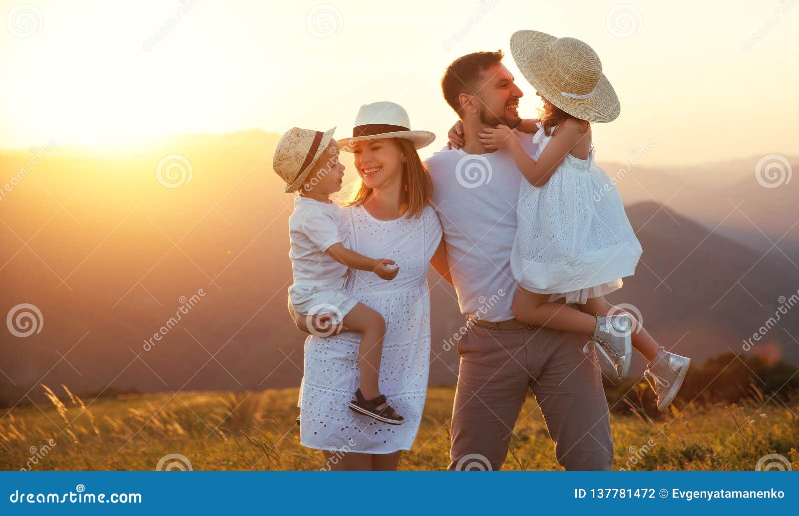 Step father and daughter. Счастливая семья мама папа сын. Мама папа дочка на природе. Картина семья мать отец сын.