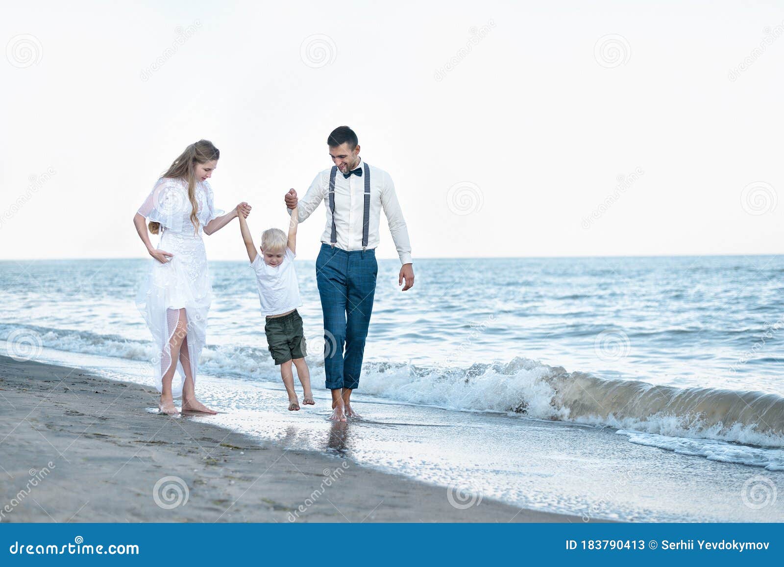Мама на курорте рассказ. Мать, отец и сын на отдыхе у моря. С сыном отдыхаем. Мама на курорте картинки. Папа поднял на руки дочку на пляже.