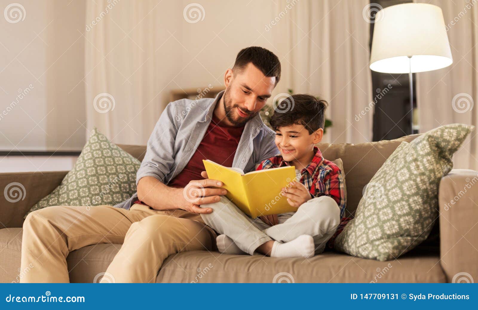 Помогла сыну читать. Папа и малыш на диване. Папа читает сыну. Фотосессия отец и сын на диване. Папа читает книгу.