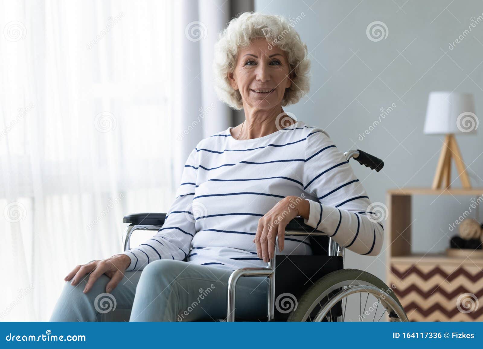 Счастливая старшая бабушка с ограниченными возможностями сидит на инвалиднойколяске и смотрит на камеру Стоковое Фото - изображение насчитывающей одно,стационар: 164117336