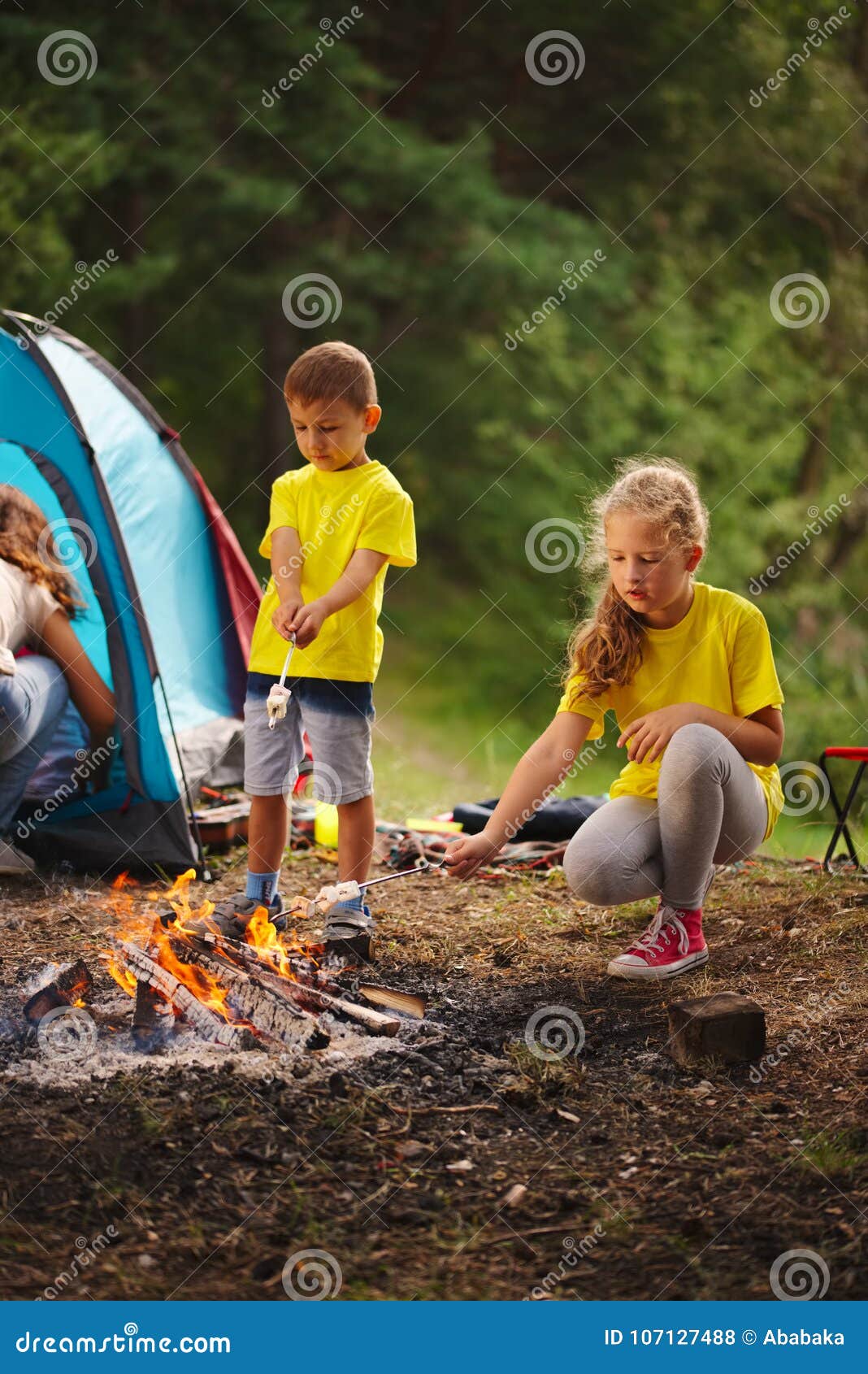 Camping for kids. Кемпинг с детьми. Дети играют кемпинг. Camping activities. Поход на море дети.