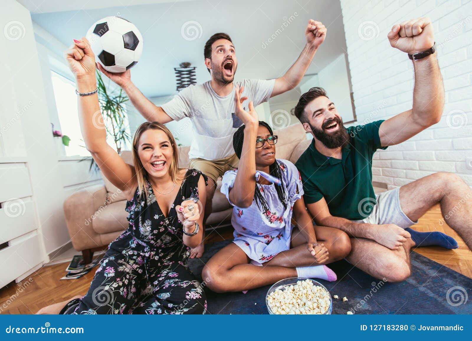Звезды смотрят футбол. Друзья смотрят футбол. Футбольные болельщики перед телевизором. Фанаты смотрят футбол по телевизору. Два друга смотрят футбол.