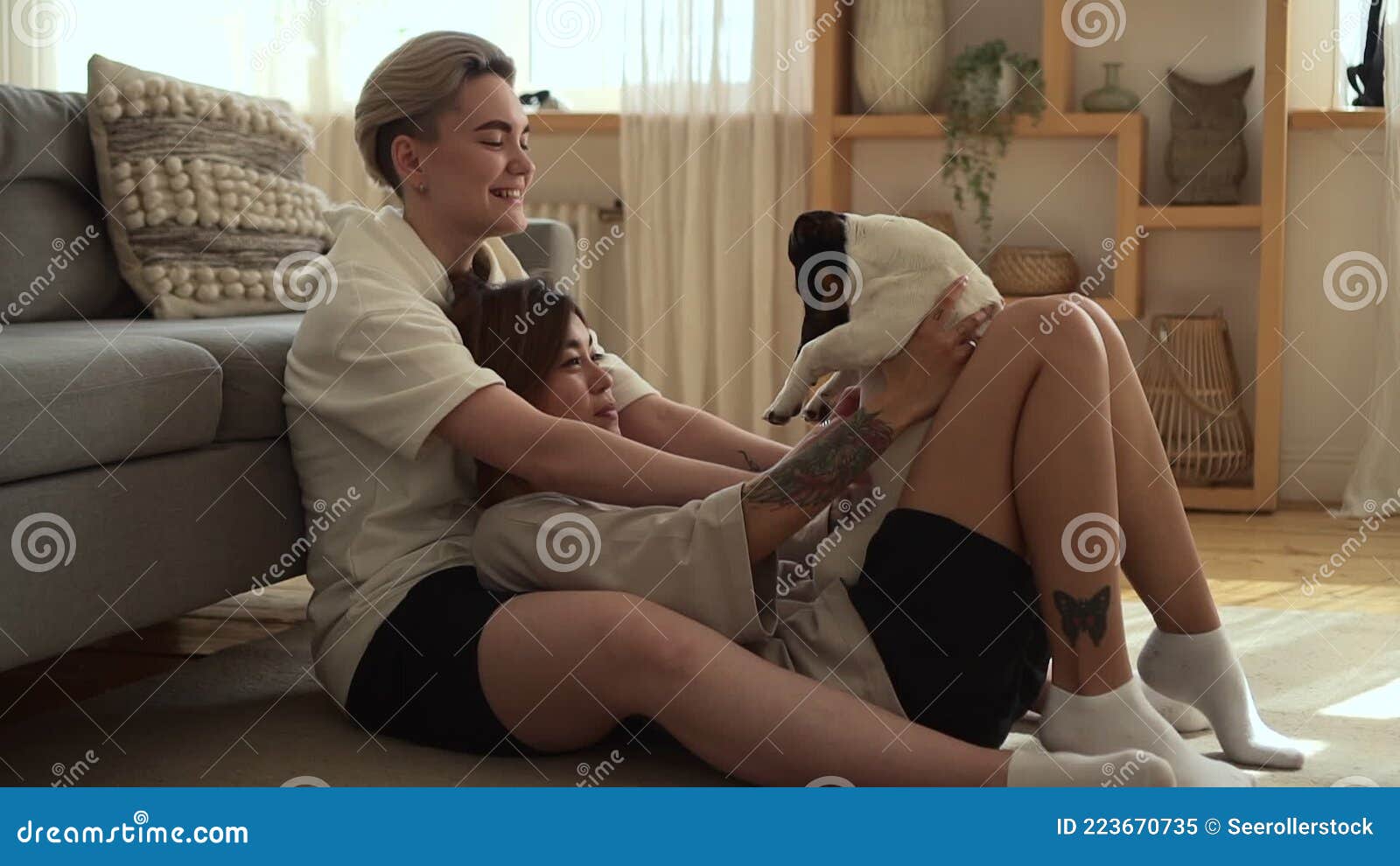 счастливые лесбиянки пара стиль жизни женщины играть со щенком Spbdсток-видео - Видео насчитывающей афоризмов, кавказско: 223670735