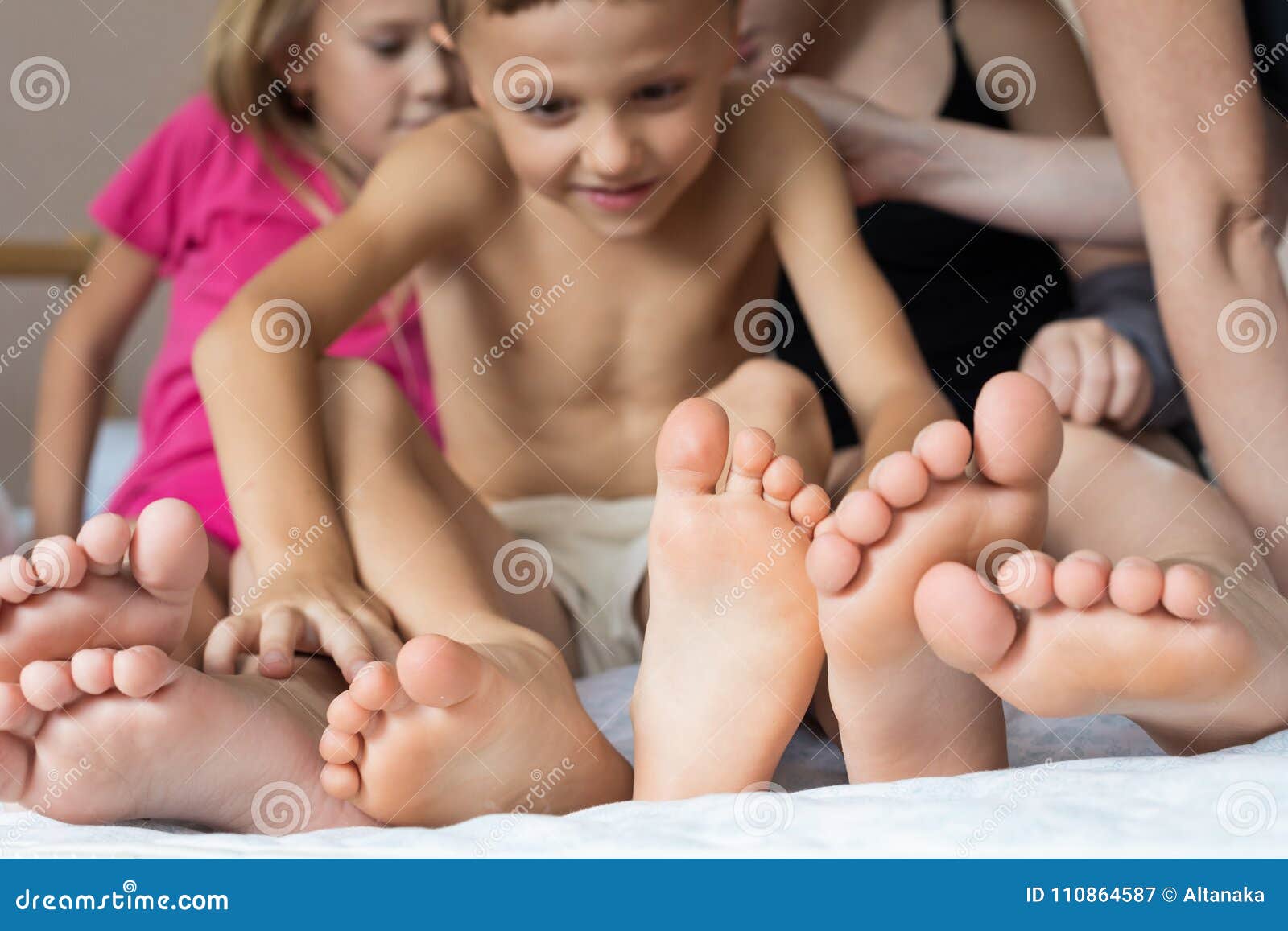 Foot телеграм. Feet дети. Детский licking foot. Дети feet lick. Сестренка ступни.