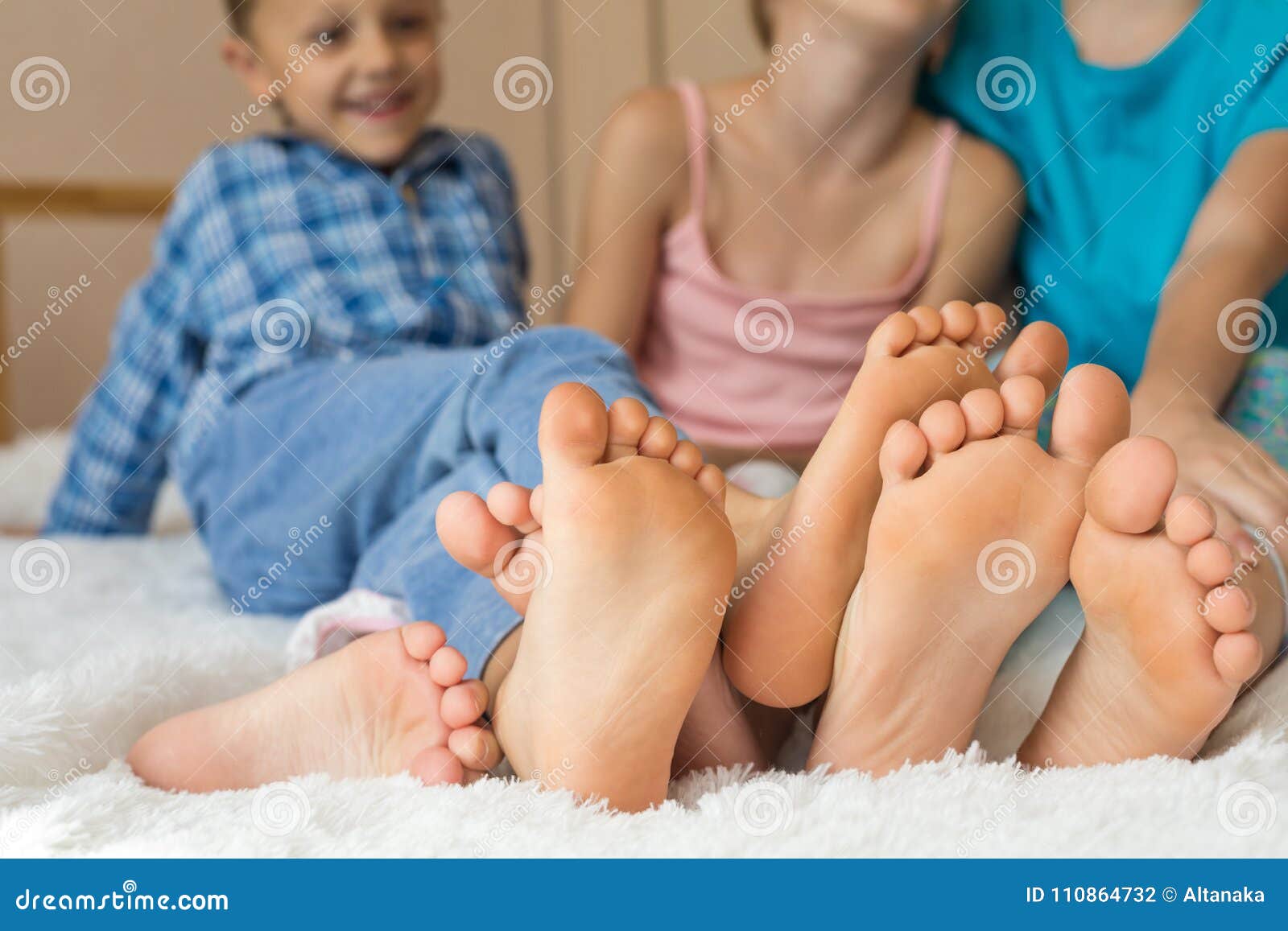 Sat foot. Пятки сестры. Сестры босиком. Босые ноги сестрёнки. Feet дети.