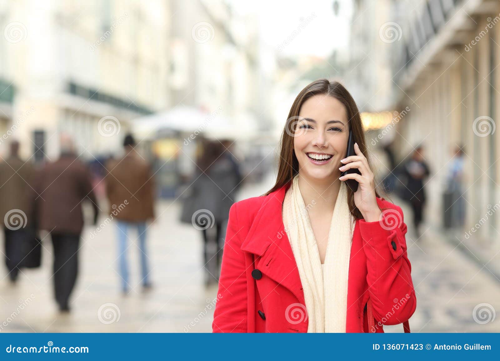 Walk talk блоггер. Человек разговаривает по телефону на улице. Говорит по телефону на улице. Женщина разговаривает по телефону на улице. Женщина радостно говорит по телефону.