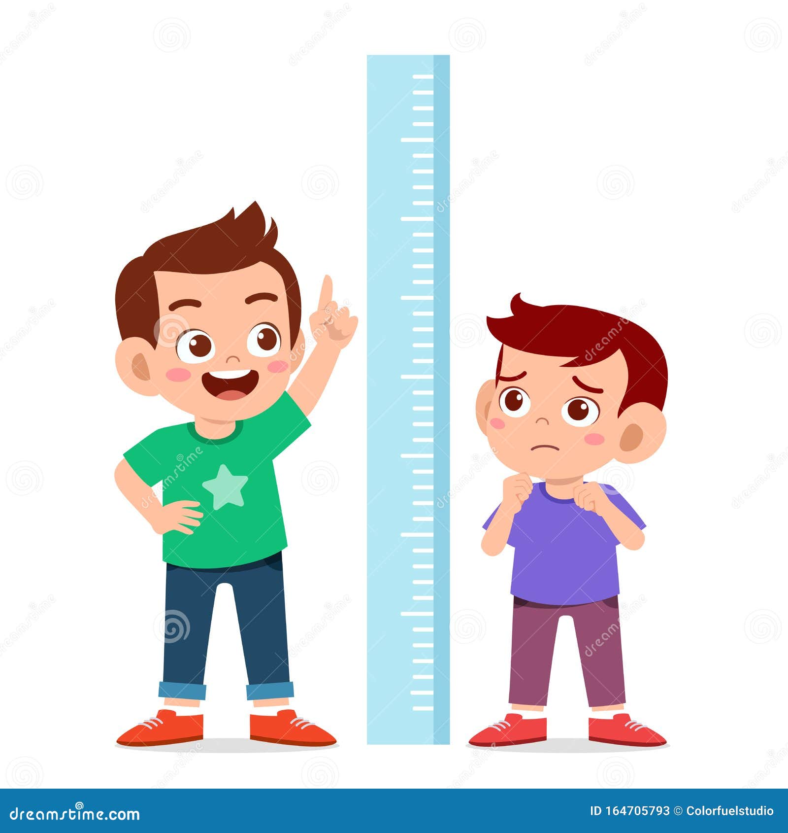 Мальчик был невысокий зато очень. Высокий и низкий мальчик. Мальчик и девочка меряют рост. Дети по росту. Отставание в росте у детей.