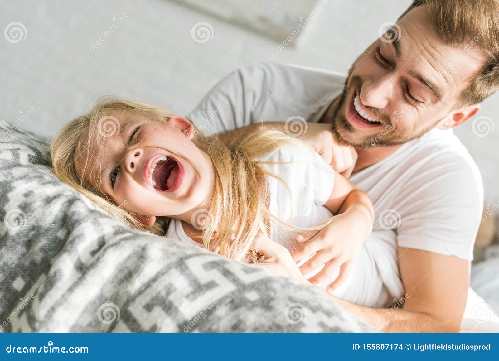 Dad daughter teen. Фотосессия в постели папа. Девочка с папой в кровати. Отец в постели. Папа доченьку в постели.