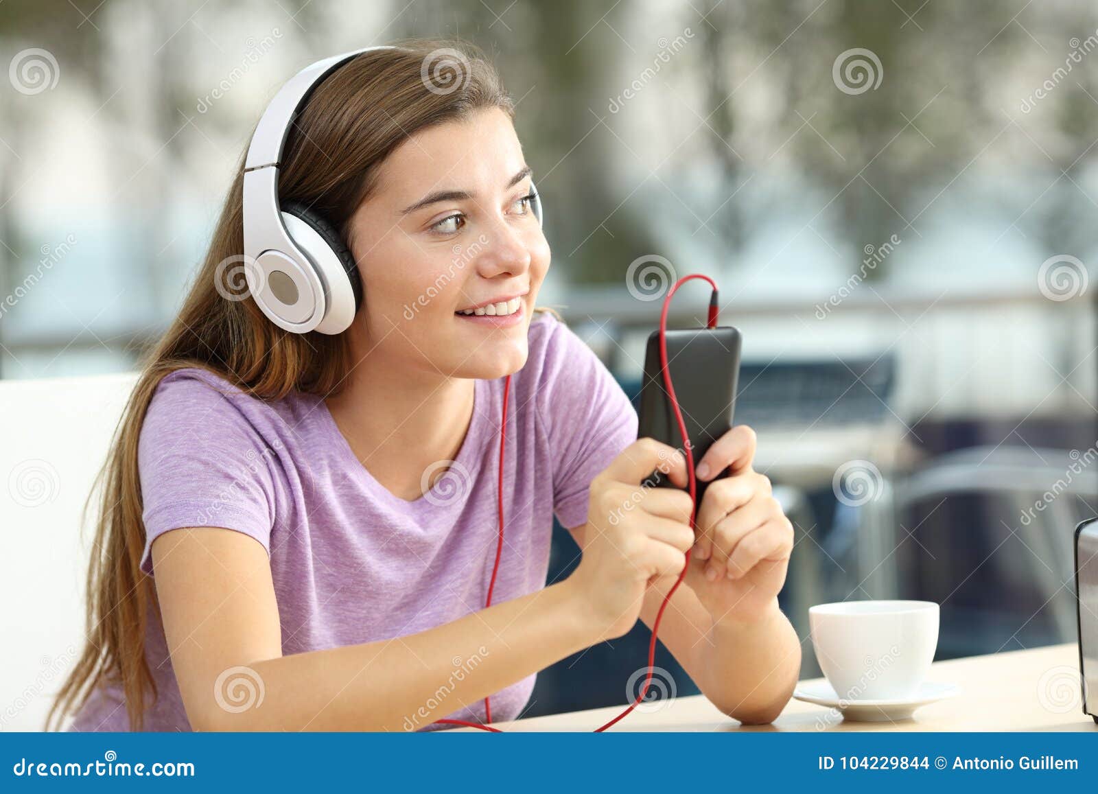 Песни которые слушают подростки. Умный в наушниках. Подросток слушает музыку. Подросток слушает музыку на телефоне. Подростки.СЛУШАЮТ эксперта.