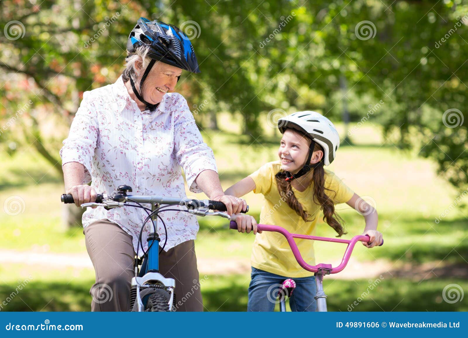 Внучка ехала. Дедушка и внук на велосипеде. Прогулка с внуками. Бабушка с внуком на велосипеде. Внучка и бабушка на велосипеде.