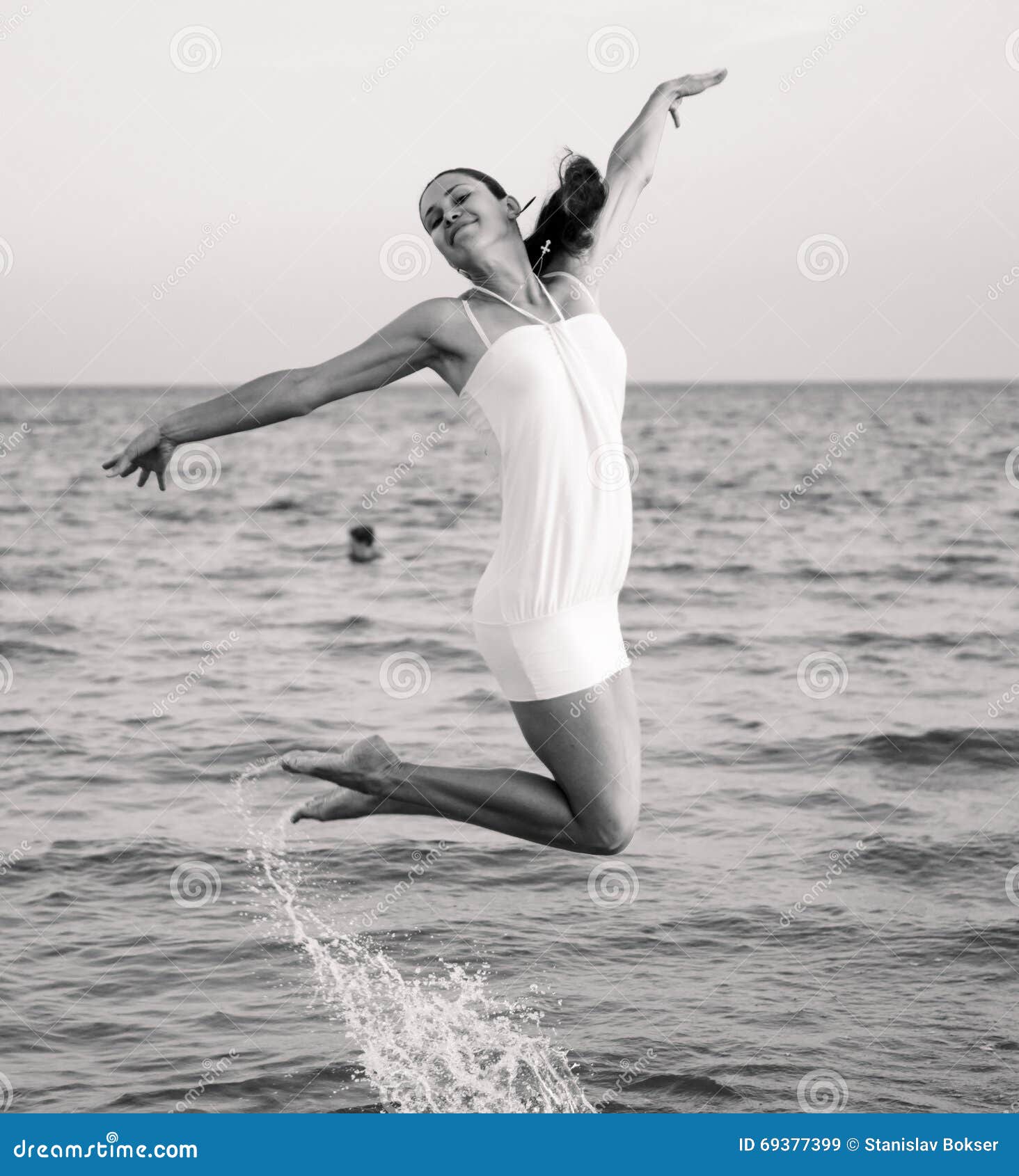 Девушка На Море Черно Белое Фото