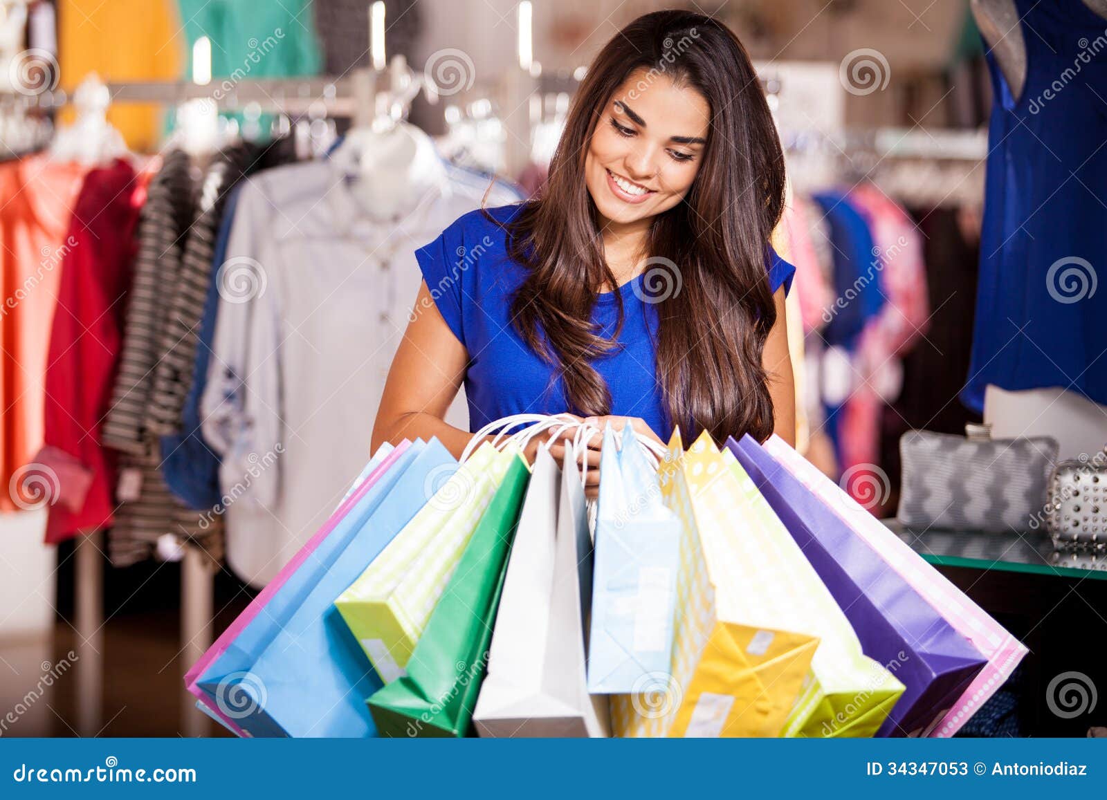 Увеличить продажу одежды. Девушка с покупками. Девушка в магазине улыбается. Девушка покупает одежду картинки. Покупка одежды.