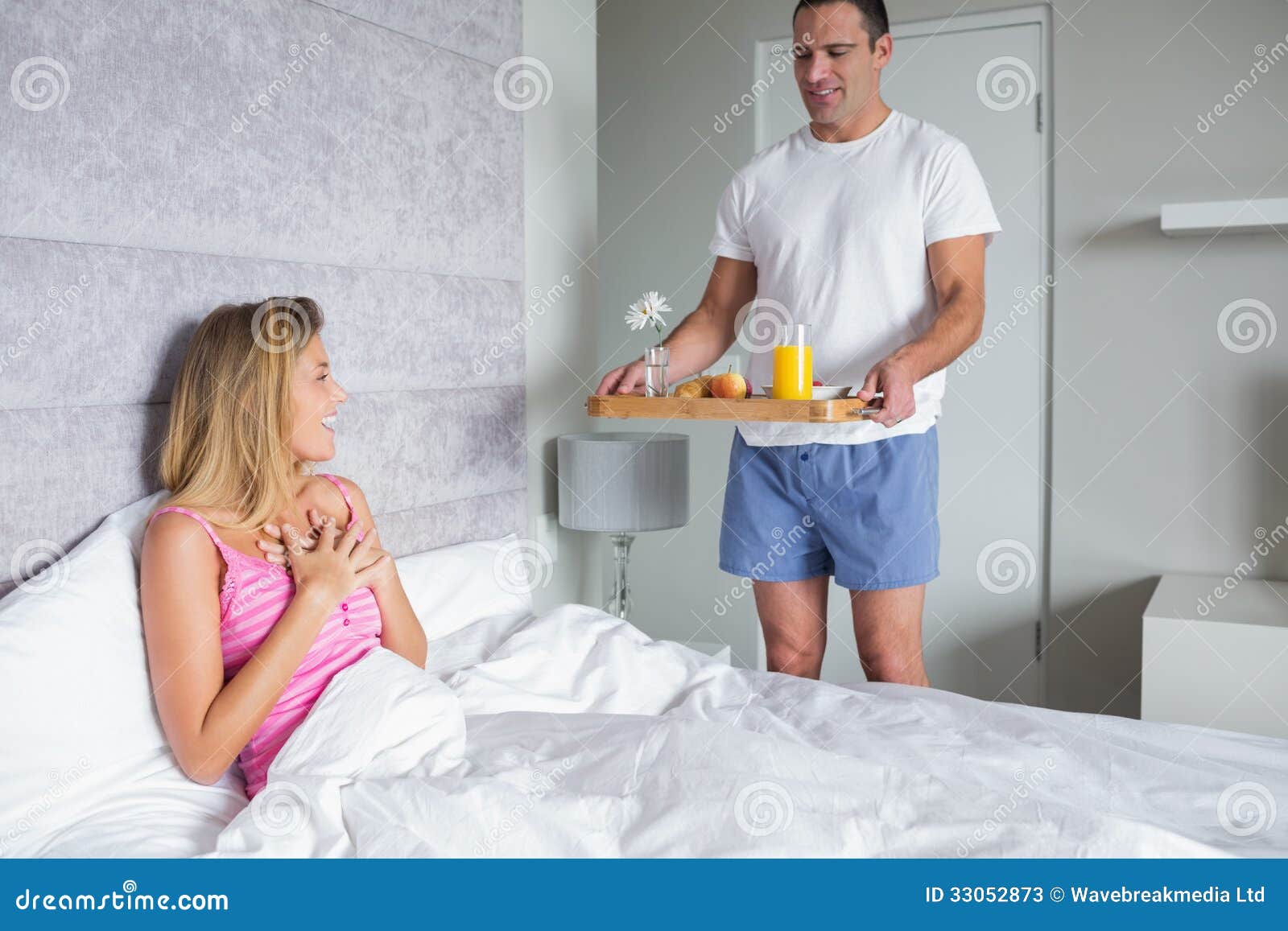 Принесла мужу видео. Мужчина приносит завтрак в постель. Счастливая женщина завтрак в постель. Мужчина приносит кофе в постель. Девушка приносит завтрак в постель.