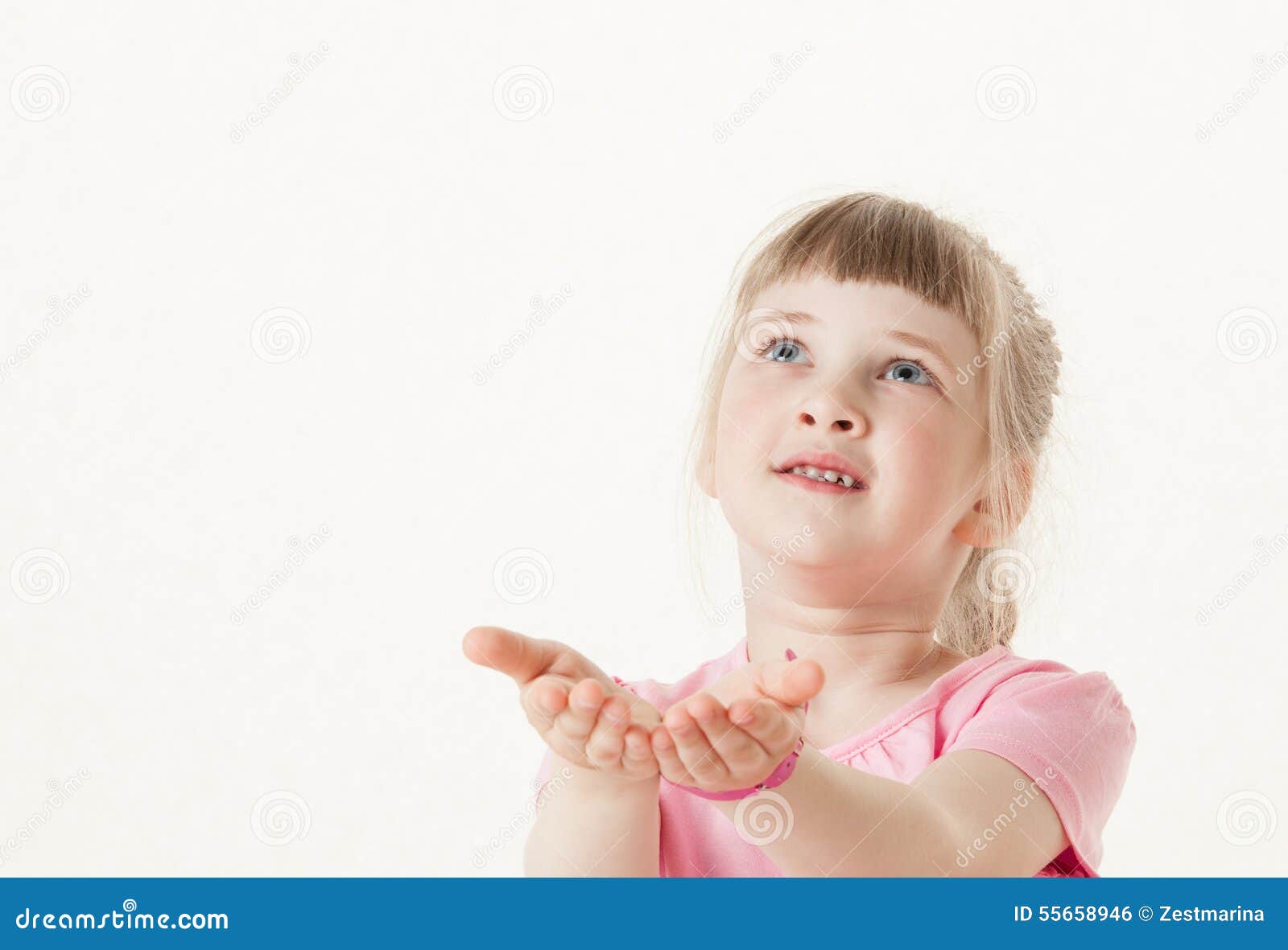 Девушка машет рукой. Счастье в руках. Маргаритка в руке. Девочка. Маленькая девочка машет рукой.