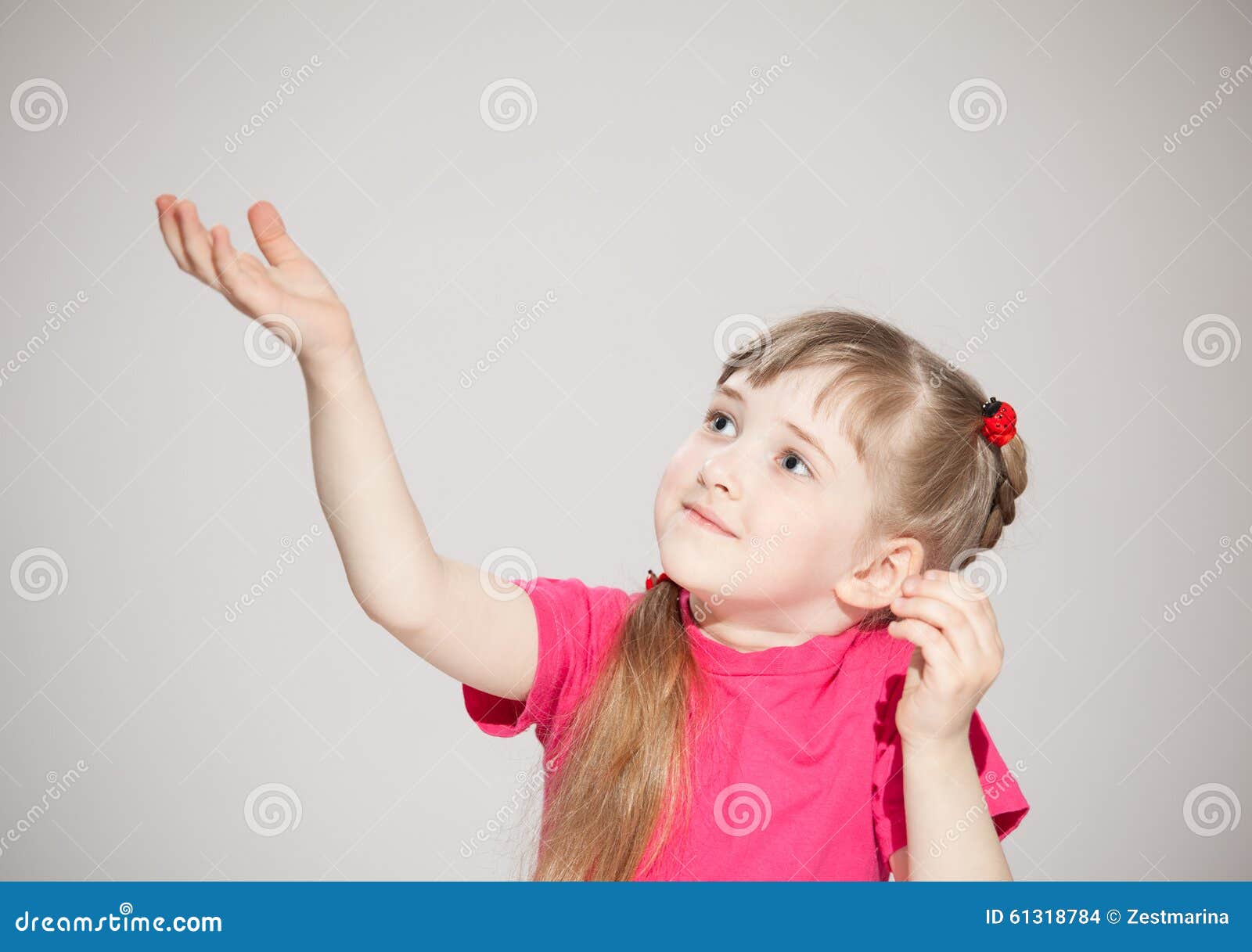 Женщина протягивает руку. Девочка с поднятой рукой. Девочка с поднятой рукой. Девочка тянется фотоклипрат. Дети поднимают руки.