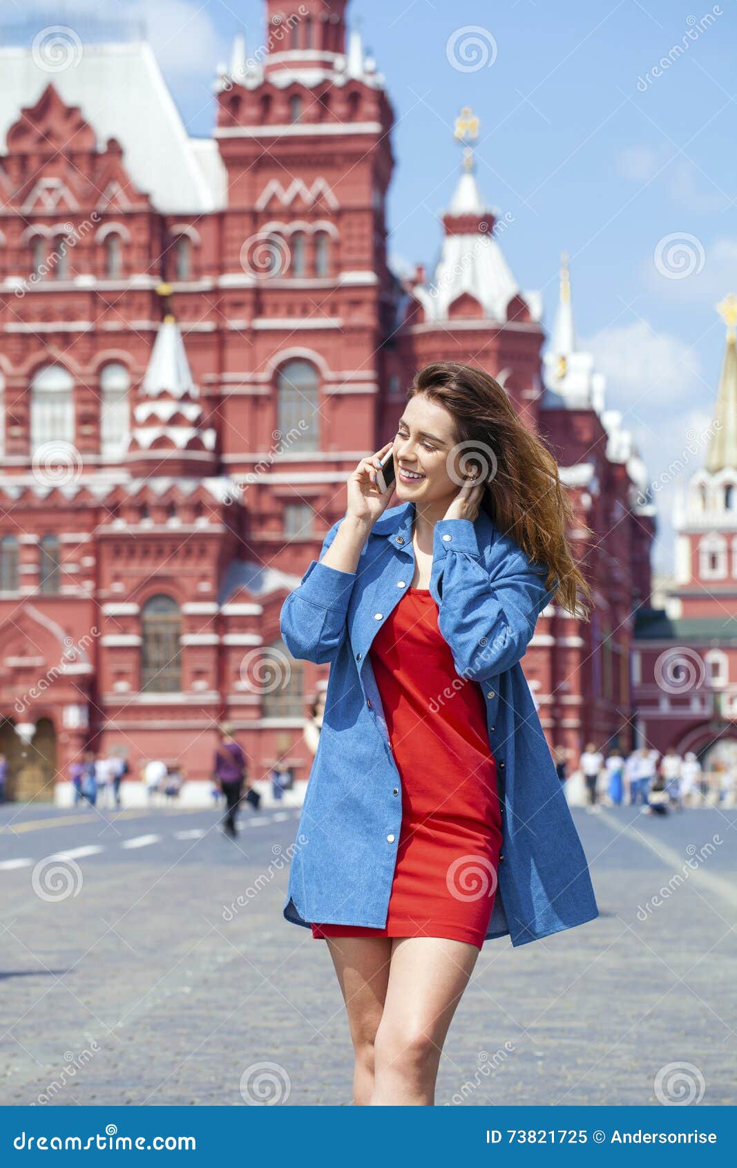 Красивые девушки москвы. Рядом девушка в москве. Фотосессия на красной площади. Селфи на красной площади зимой. Девушка на красной площади.