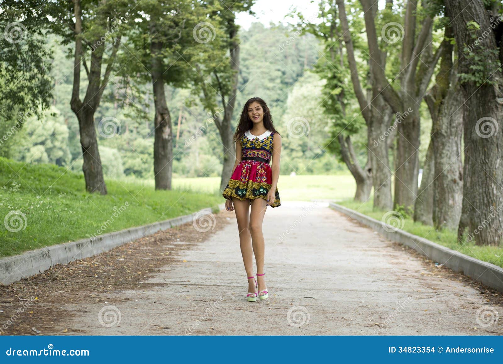 Девушка гуляет в парке. Прогулка в парке летом. Две девушки. Прогулка по парку. Прогулка.