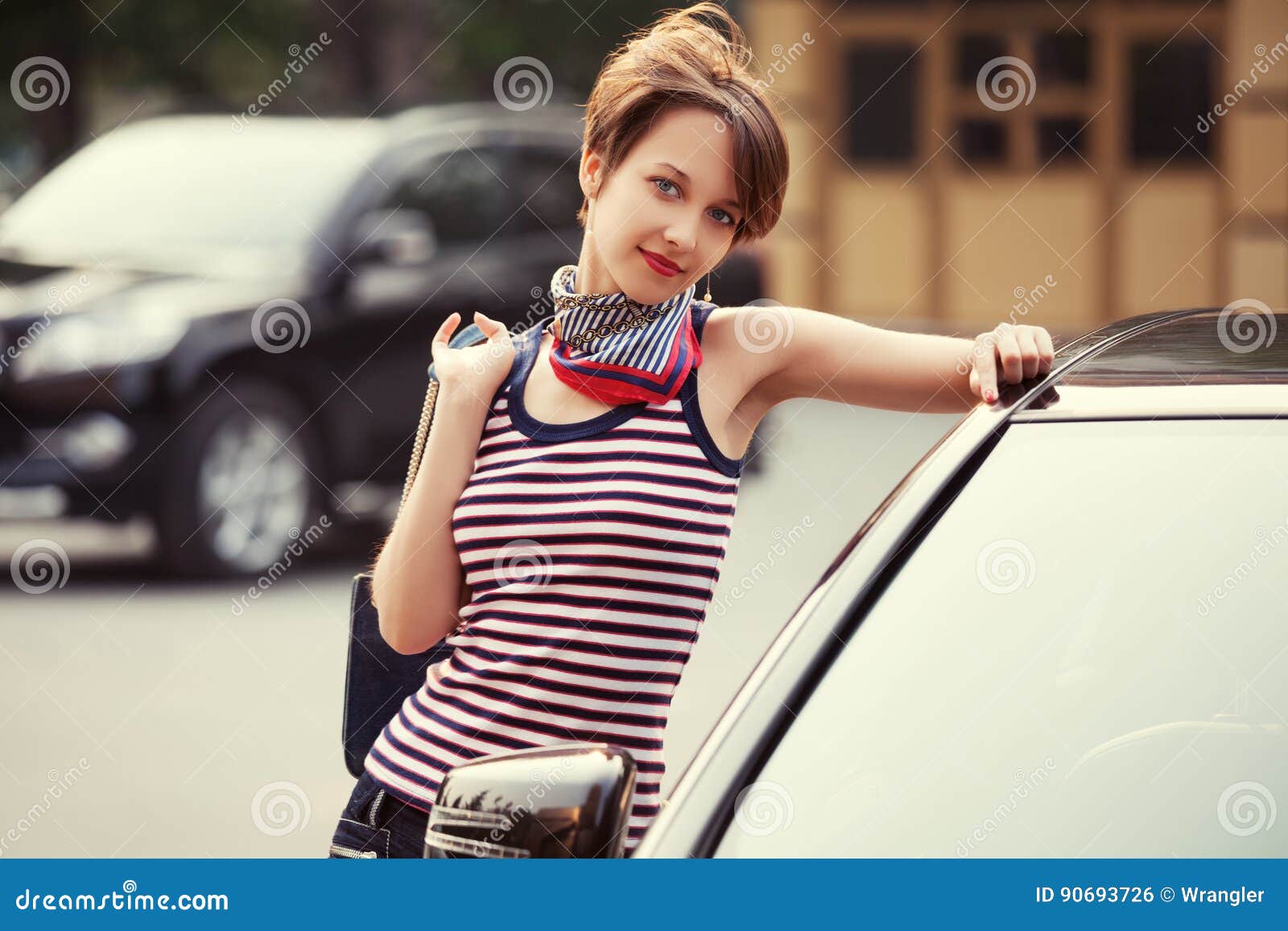 Beside her фильм. возлюбленная / saawariya (2007). Next to her. кофе бариста клиент картинки. алисса и джеймс поцелуй.