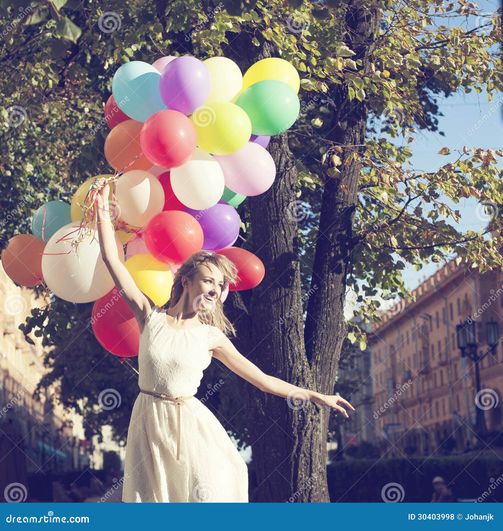 Девушка с шариками воздушными. Красивые шарики для девушки. Фотосессия с воздушными шарами. Девушка с воздушным шариком. Девочка с воздушным шариком.