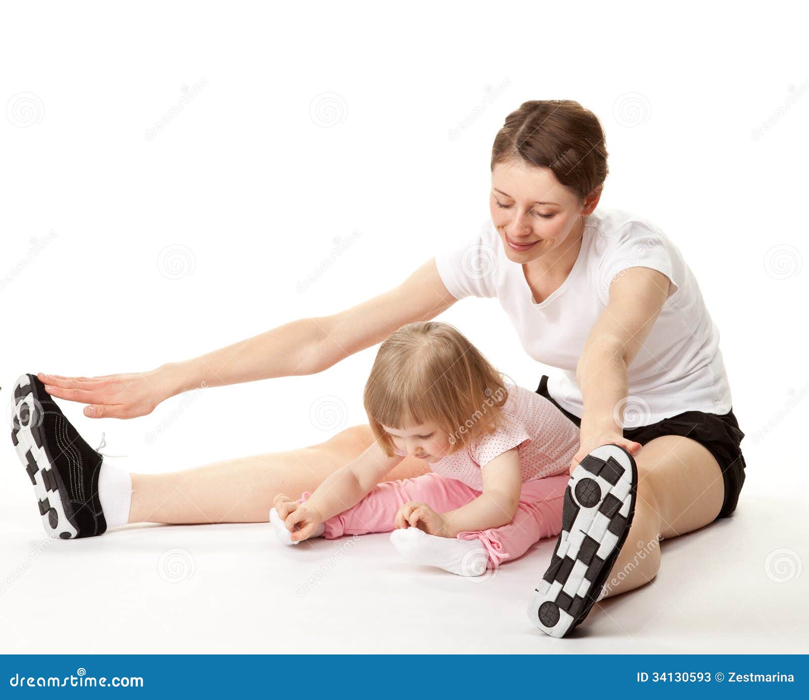 Отец массажирует дочь. Дочке делают массаж. Детский массаж. Детский массаж. Массаж папе.