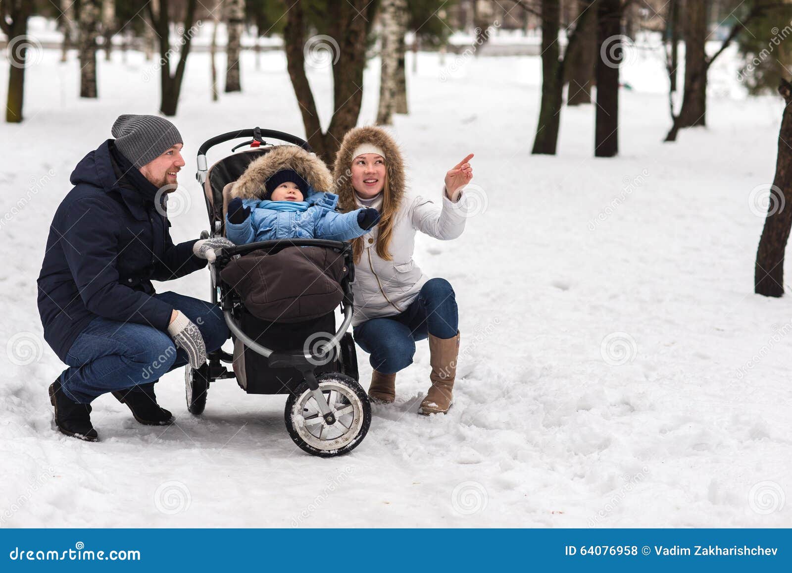 Первая прогулка с ребенком. Ребенок в прогулочной коляске. Коляска на улице. Прогулки с малышом. Коля ребенок.