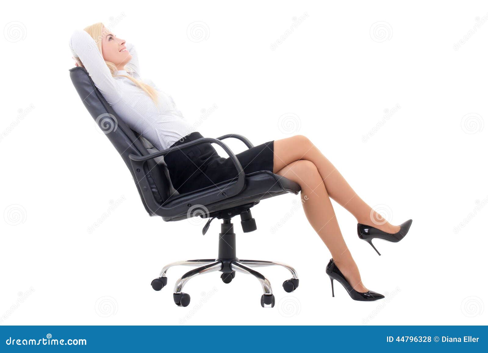 садиться в кресло или на кресло