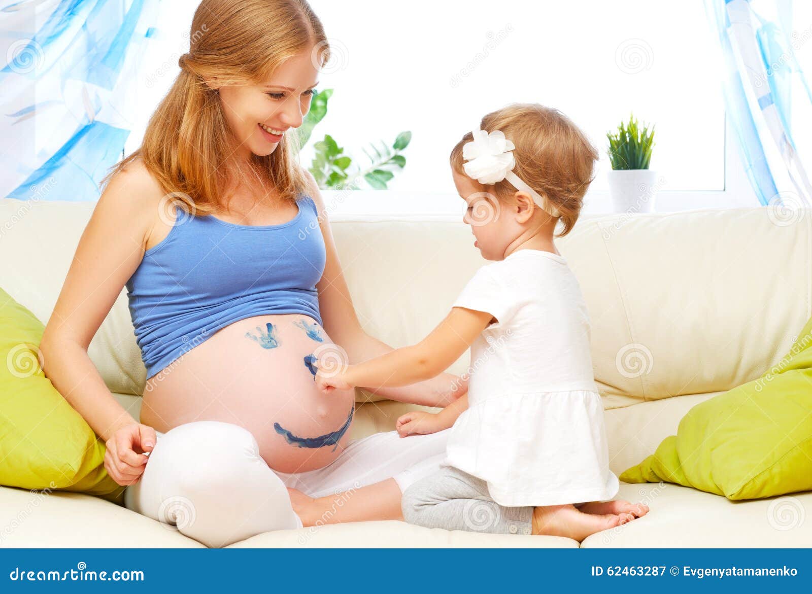 молодые беременные. детей и беременных а также. детей и беременных а также. беременная с ребенком. беременная мама с ребенком.