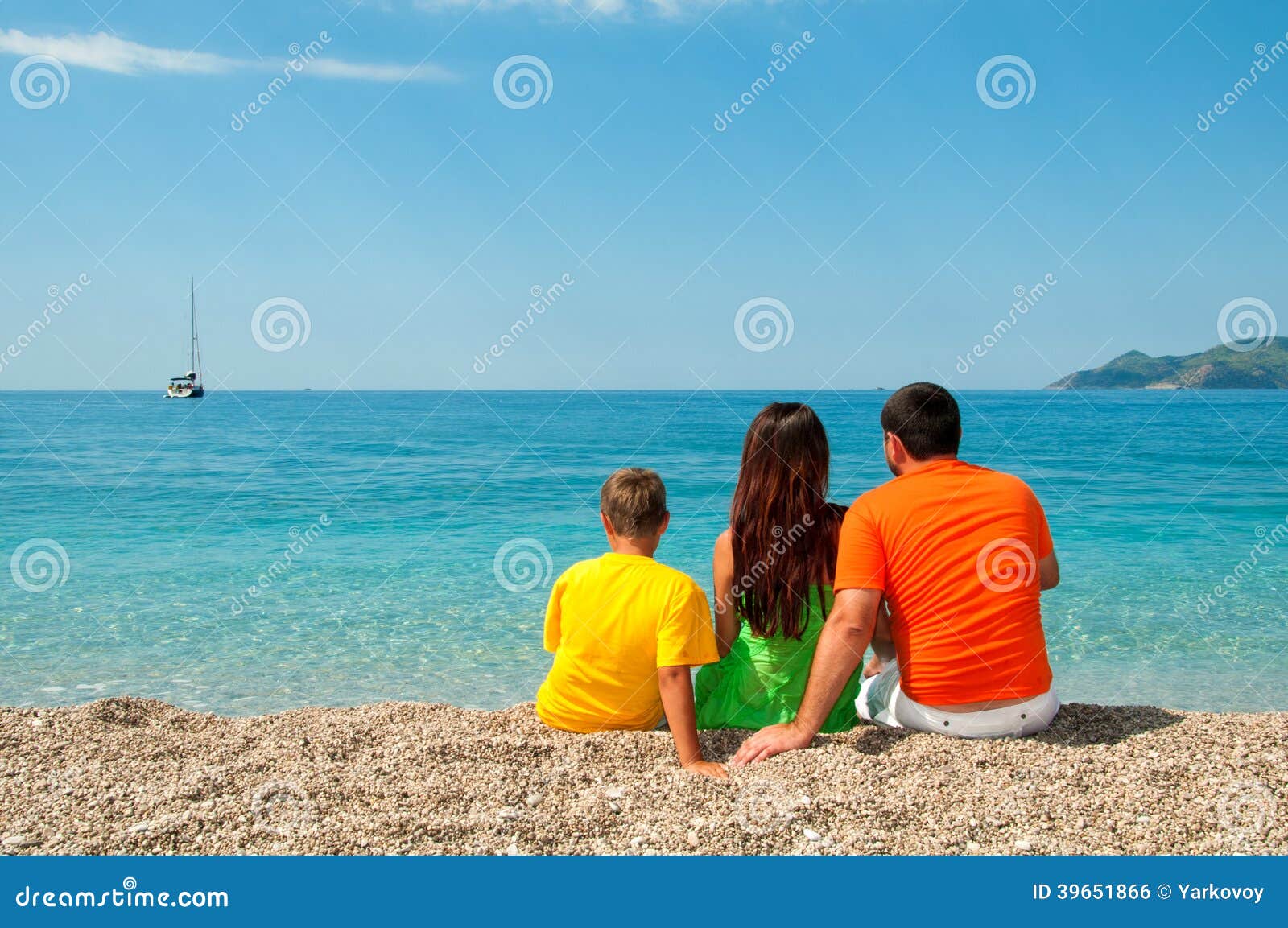 Фото мама и сын на пляже