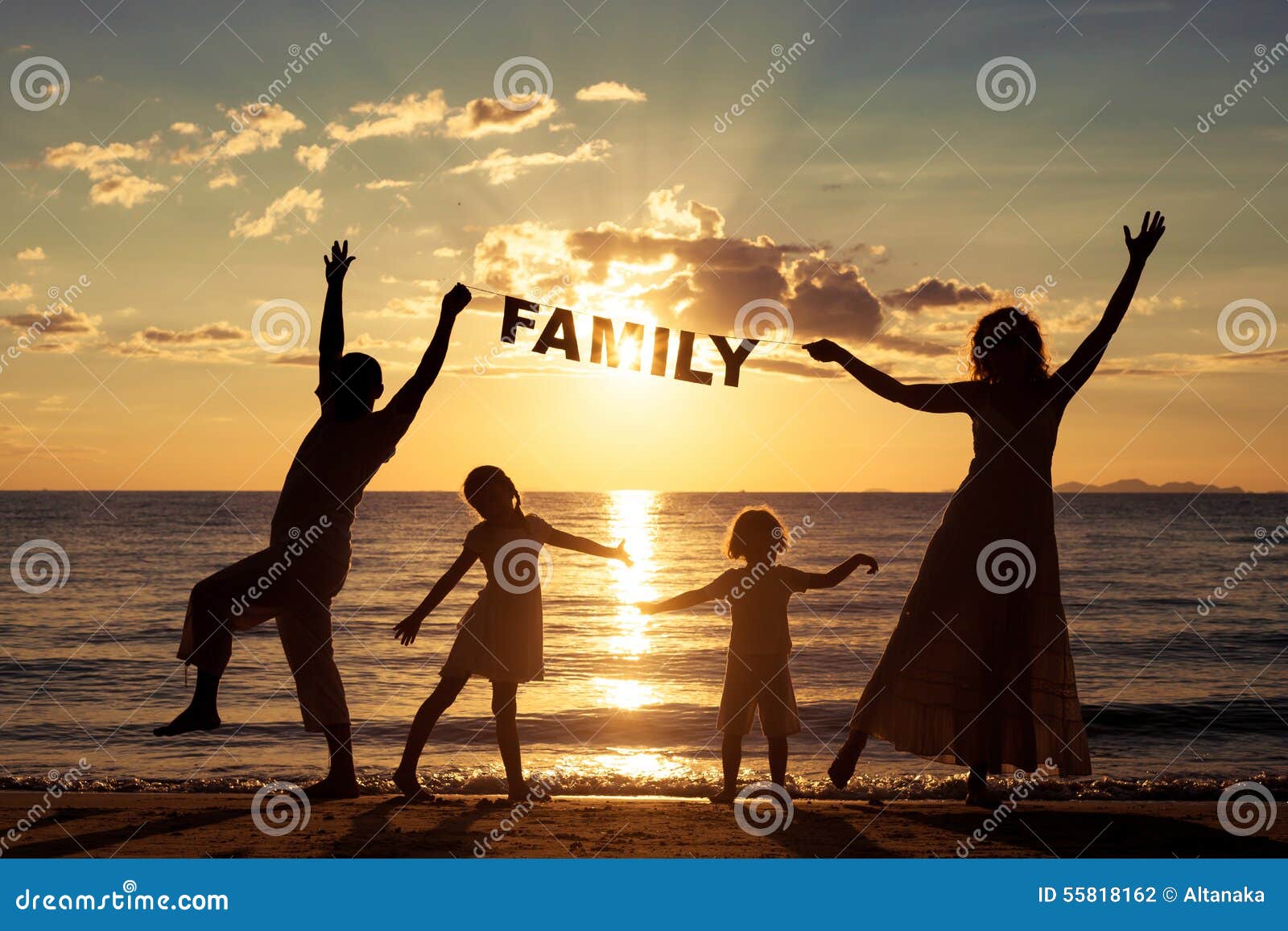 Семья слова свет. Счастливая семья на закате. Счастливая семья стоящая на пляже на закате. Семья пляж закат дети. Family закат.