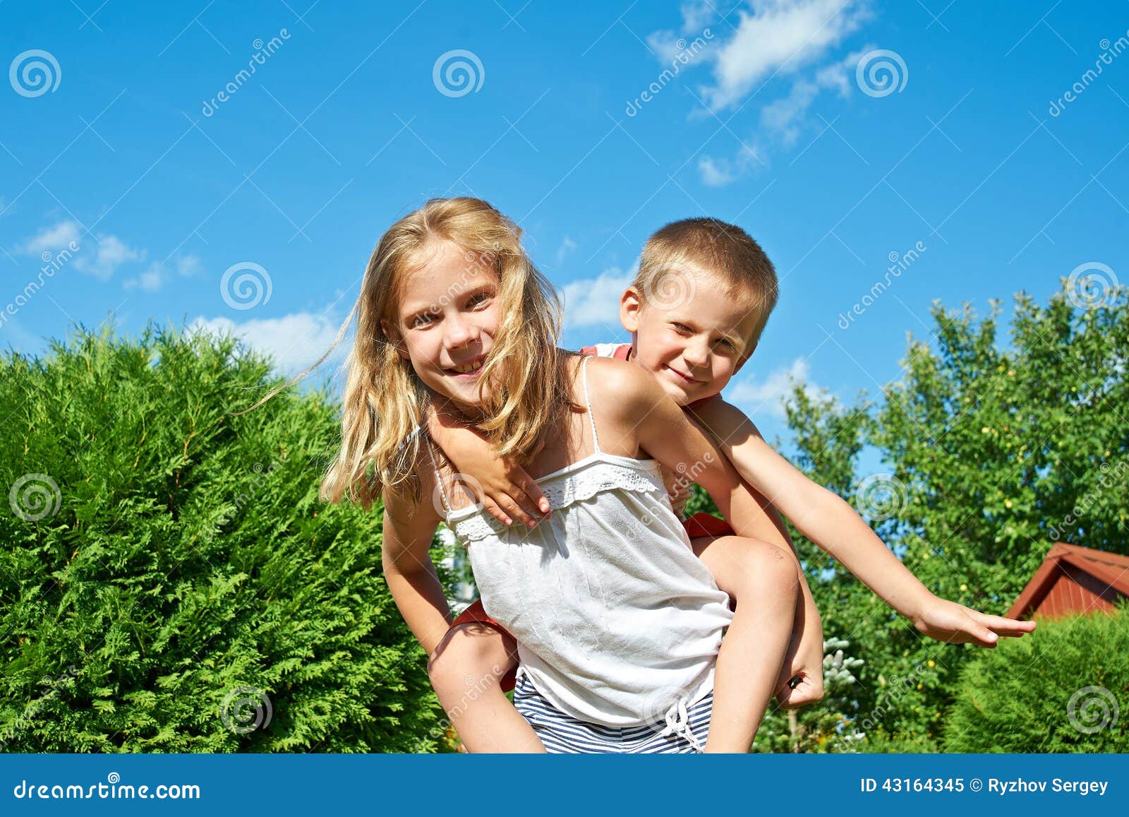 Sister and brother playing. Фотосессия брат и сестра летом. Фото брата и сестры летом. Брат с сестрой в бассейне на даче. Брат с сестрёнкой в кустах.