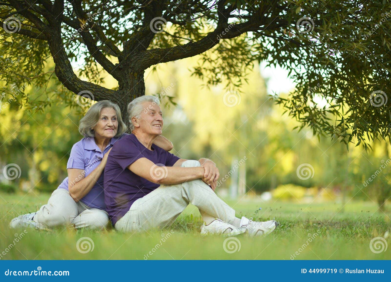 Насколько старше. Старики счастливая карьера. Пожилые люди путешественники. Группа немолодых людей сидят в парке. Счастливые пожилые люди группа.