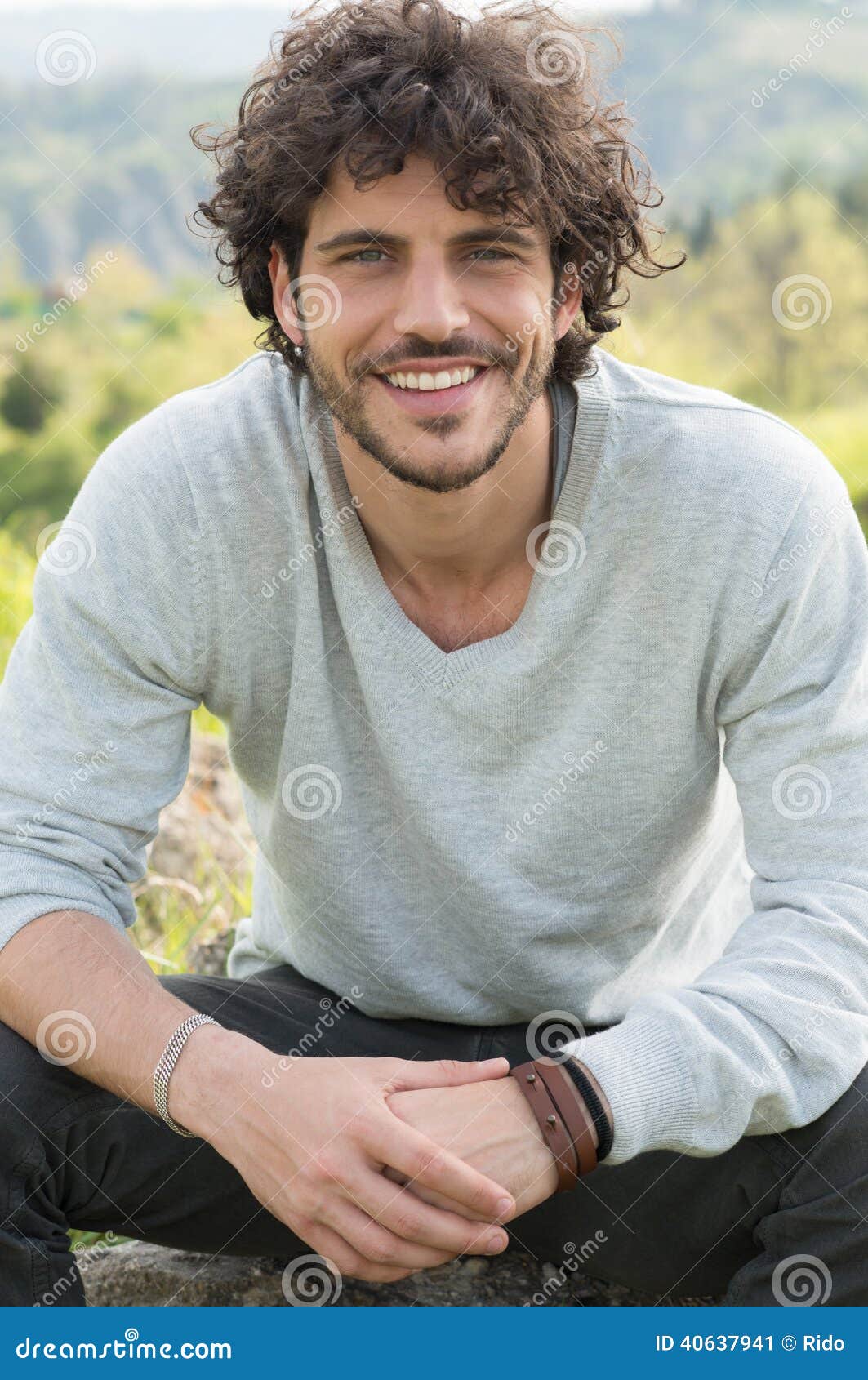 Cantante capelli ricci uomo
