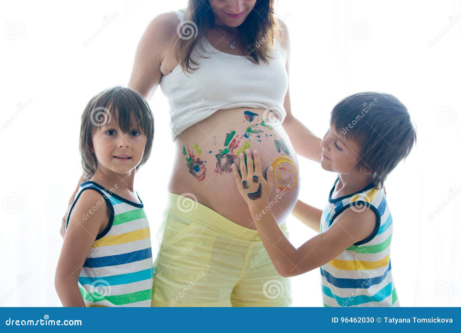 Потрогал киску мамы. Потрогать детский животик. Ребенок трогает живот. Счастливый малыш в животике. Малыш трогает беременный живот.