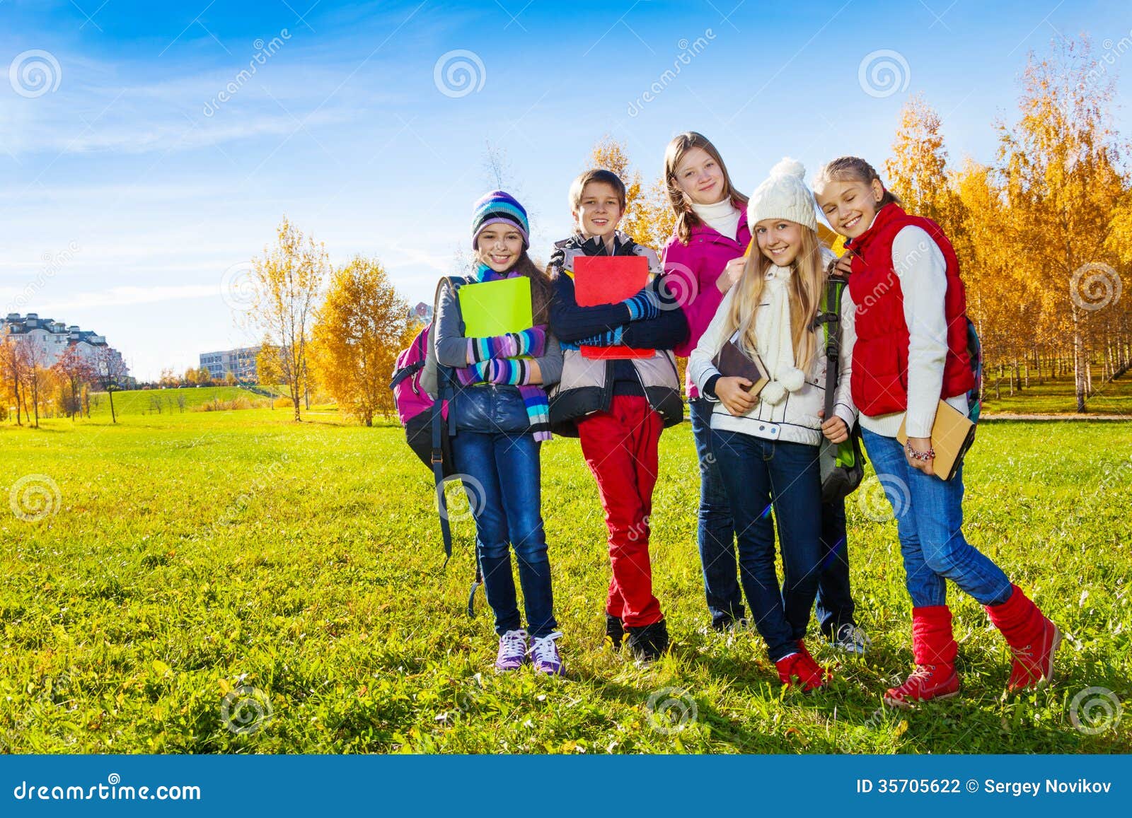Гуляйте безопасно. Школьники на прогулке. Подростки на прогулке. Школьники в парке. Счастливые подростки гуляют в парке.